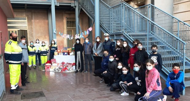 Gli Alunni Della Scuola Media Del 1 Istituto C G Verga Di Canicattini Bagni Per Il Natale Donano Le Scatole Scaldacuore Ai Loro Coetanei Piu Bisognosisiracusalive It Srlive It